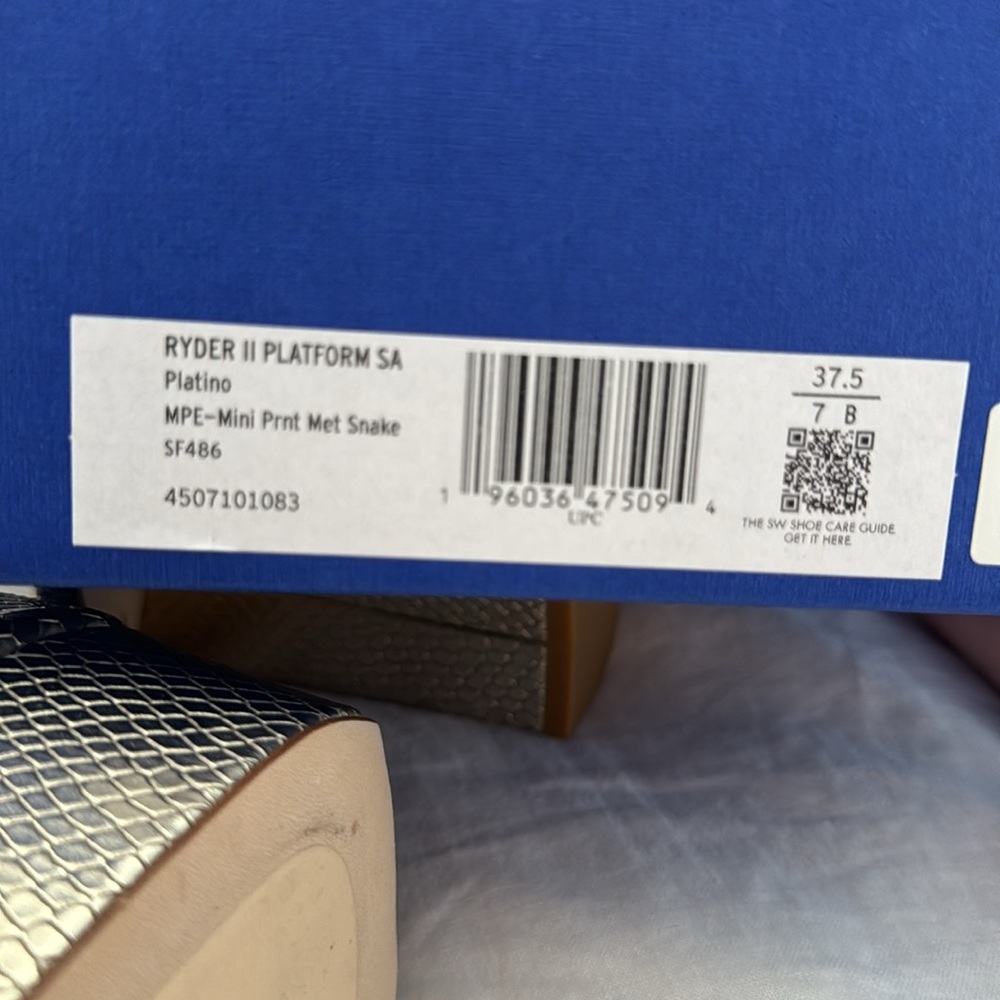 Stuart Weitzman - Picture 7 of 7